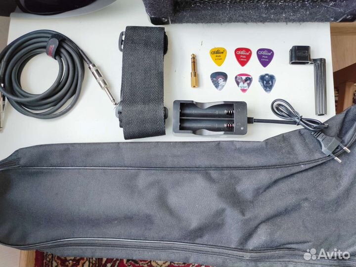 Электрогитара Geek E1 + комб Invasion Sg10 + к-кт