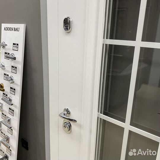 Дверь входная металлическая белая