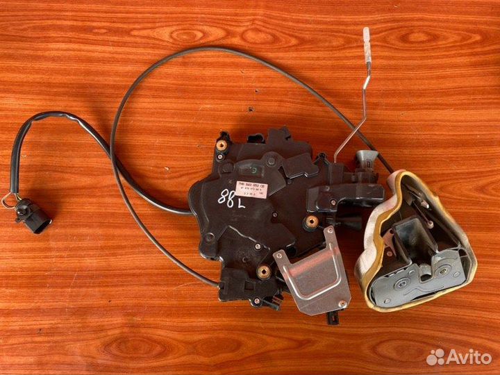 Замок сдвижной двери левый Vw Multivan T5 AXD 2008