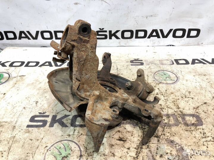 Кулак поворотный передний правый Skoda Octavia A5