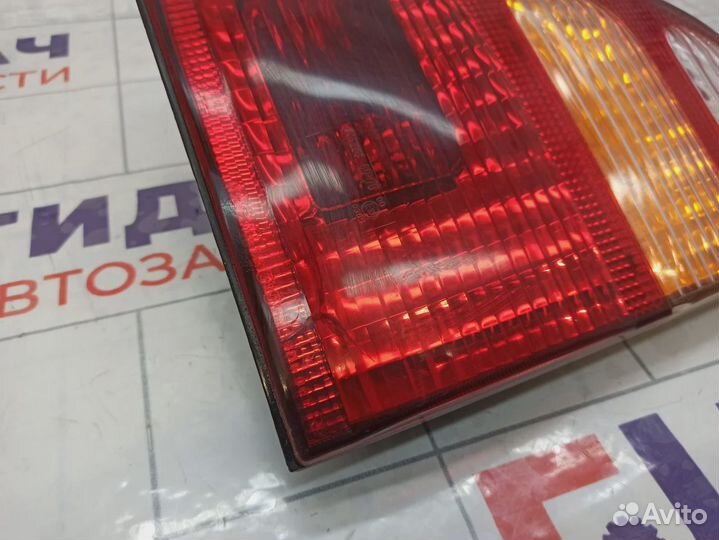 Фонарь задний внутренний правый Toyota Land Cruiser (J100) 81580-60030