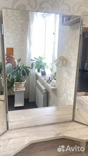 Туалетный столик с зеркалом