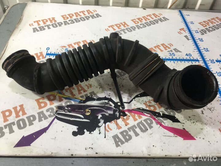 Мицубиси Паджеро Патрубок на воздушный фильтр