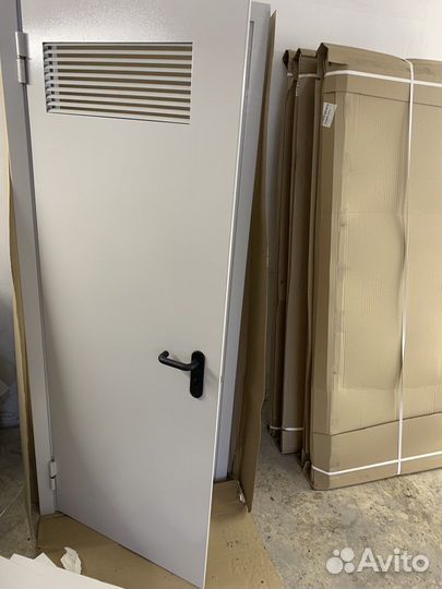 Дверь металлическая с вентиляционной решеткой