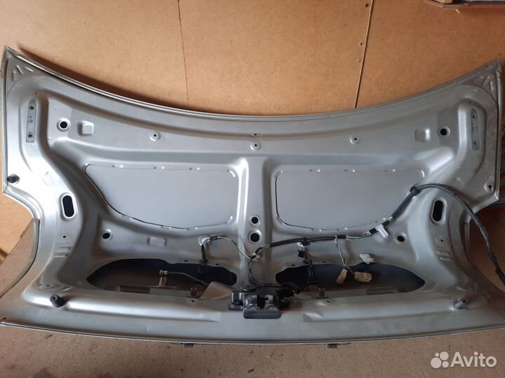 Крышка багажника Tayota авенсис