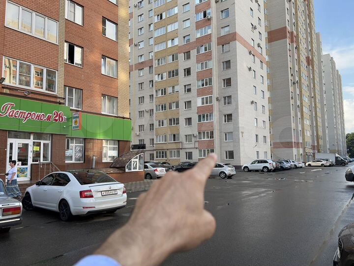 2-к. квартира, 52 м², 1/17 эт.