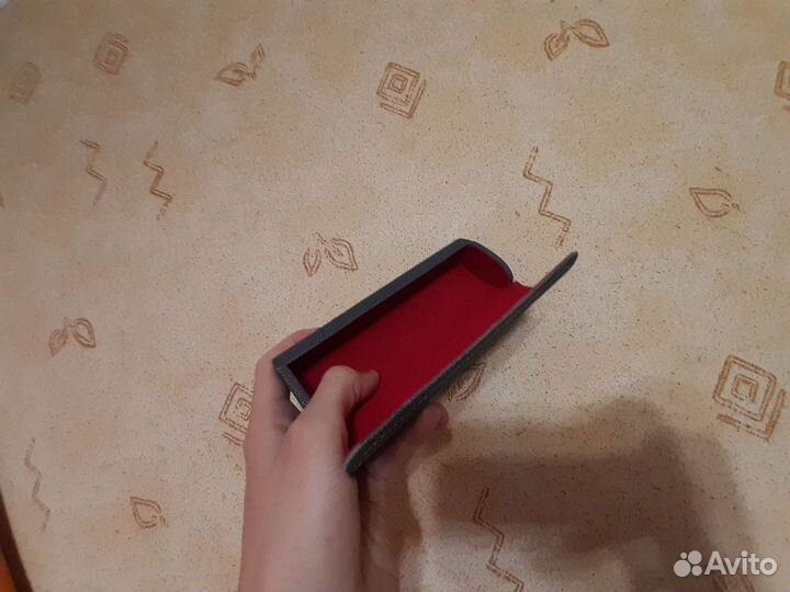 Солнцезащитные очки и чехол для них