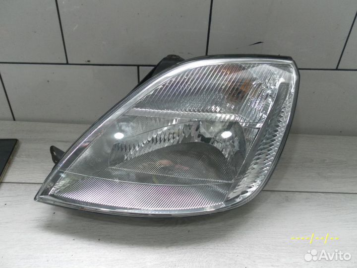 Фара левая галоген Ford Fiesta Mk5 2002-2005