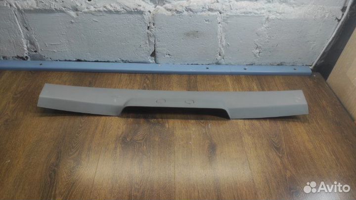 Накладка крышки багажника задняя Nissan Primera P