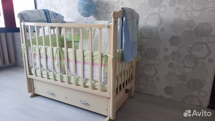 Детская кроватка с маятником и ящиком