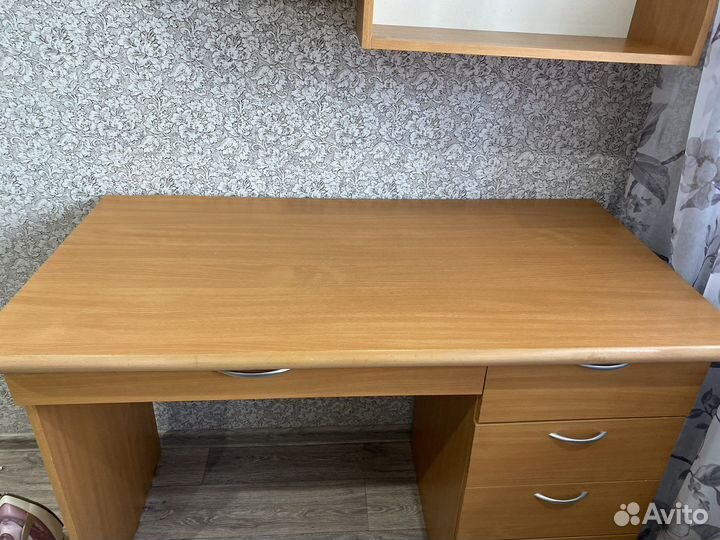 Стол с полками