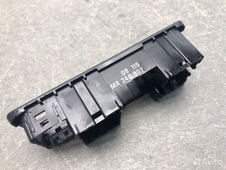 Рамка кнопок Mitsubishi Carisma DA1A 4G92 2003