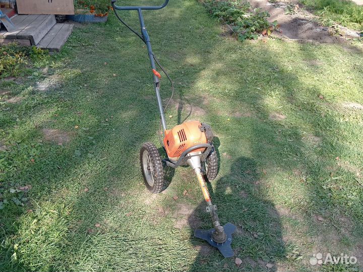 Триммер бензиновый на колесах