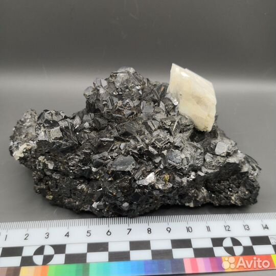 Сфалерит (марматит), друза с кристаллом кальцита