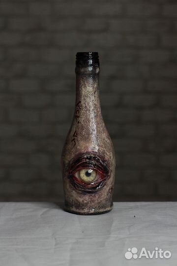 Бутылка ваза с объёмным реалистичным глазом