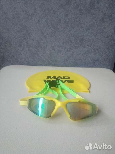 Очки и шапочка для плавания