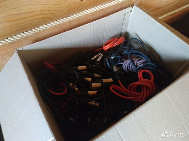 Много. Кабель XLR, Jack 6.3 и 3.5, RCA,Terminal