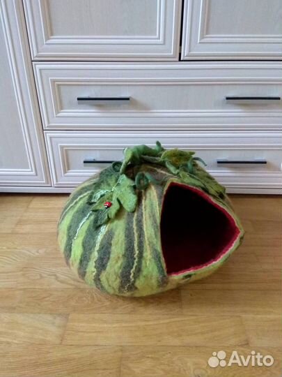 Домик лежанка для кошки в виде арбуза