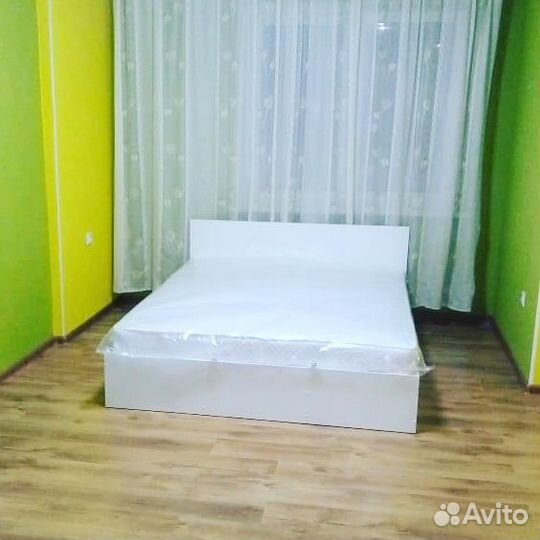 Кровать белая 2-спальная с матрасом