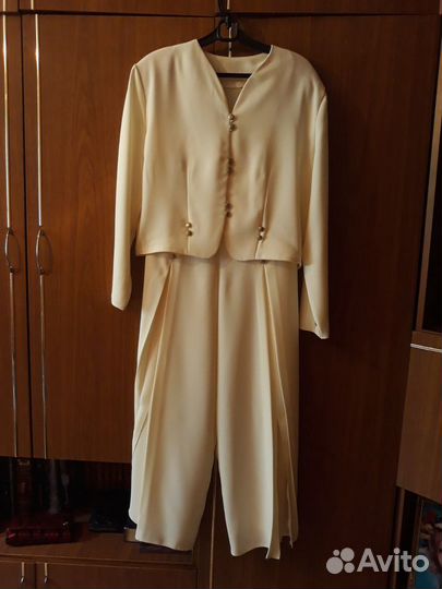 Костюмы женские
