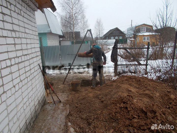 Землекопы, копка траншей, колодцев.Своими лопатами
