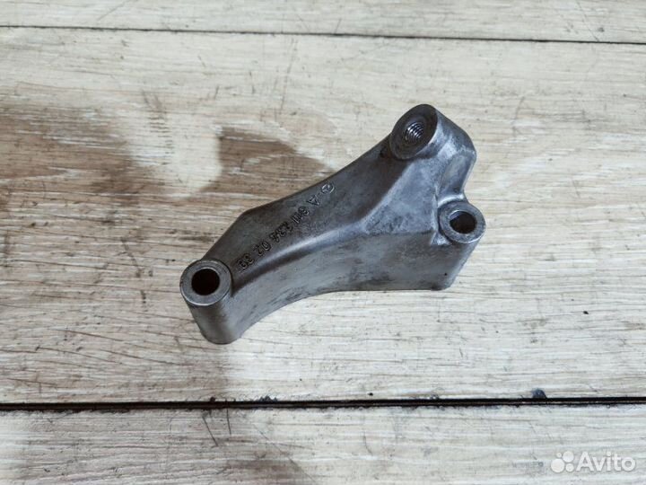 Кронштейн компрессора кондиционера Mercedes-Benz