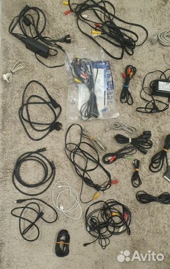 Много проводов для компа, принтера