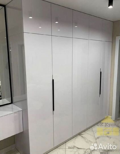 Книжный шкаф