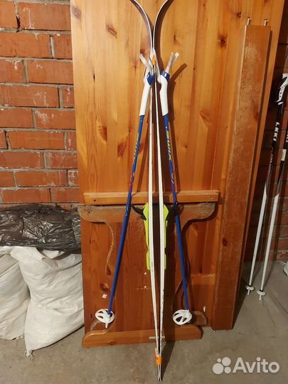 Лыжи с ботинками и палками