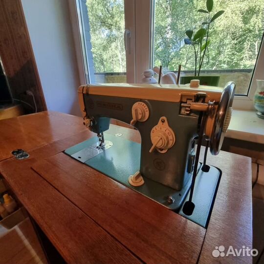 Швейная машина Чайка 115-1