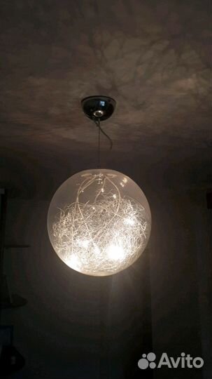 Красивая люстра в форме шара