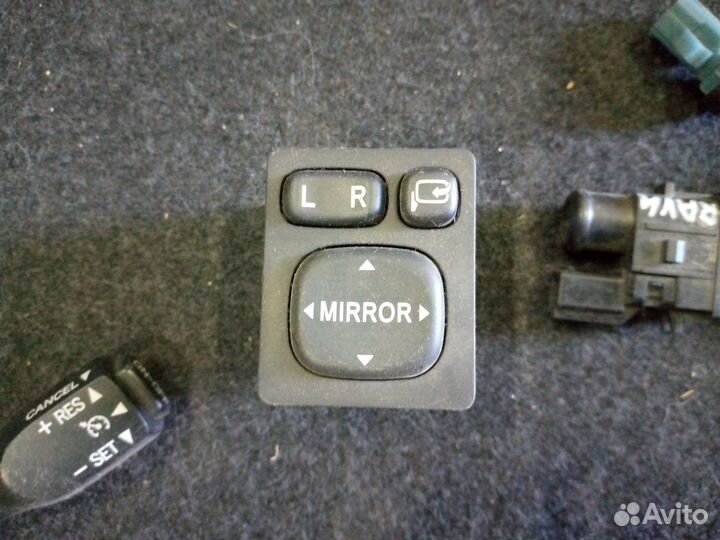 Кнопка Toyota RAV 4 IV CA40