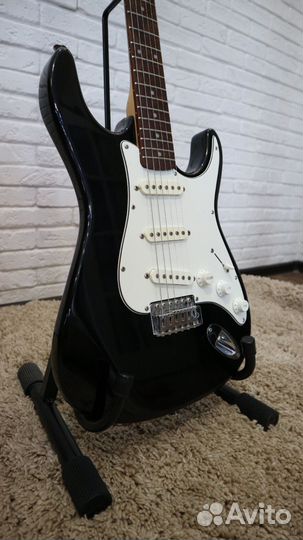 Электрогитара Peavey комбоусилитель Behringer