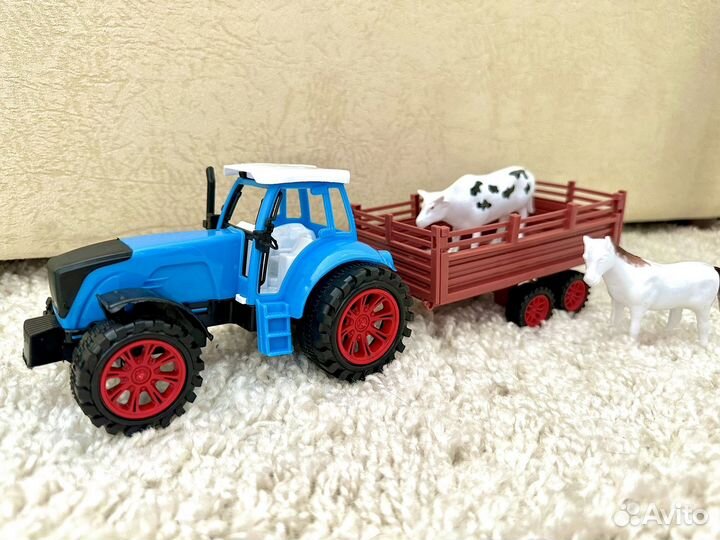 Синий трактор с животными