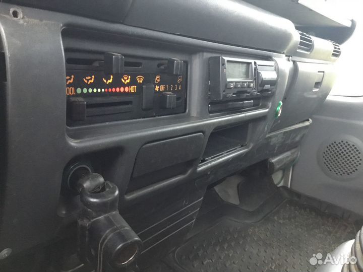 Бортовой грузовик Isuzu NQR75 с КМУ UNIC, 2010