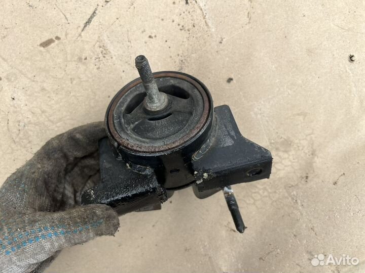 Подушка опора двигателя Primera P12 1.8