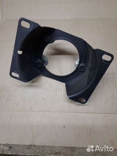 Кронштейн запасного колеса Шевроле Нива