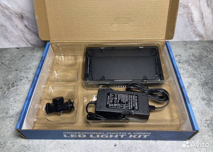 Фото и видеосвет профессиональный прожектор