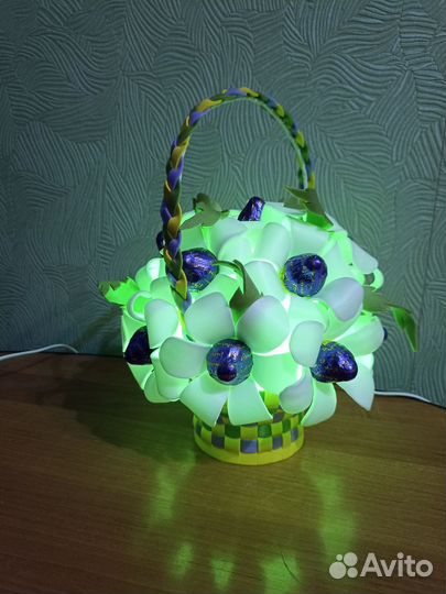 Светильник с конфетами и цветами