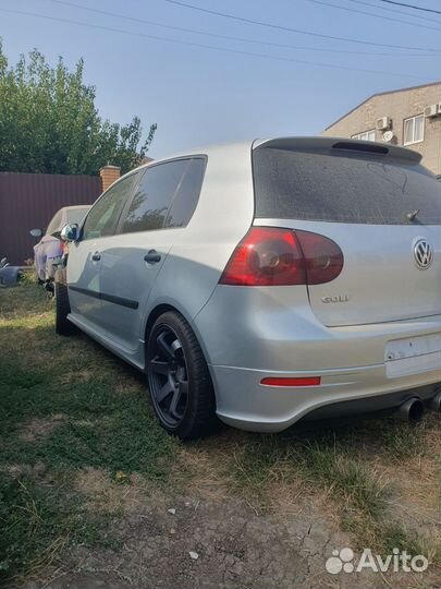 Volkswagen Golf 1.6 МТ, 2004, битый, 250 000 км