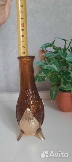 Маленькая вазочка для цветов на ножках