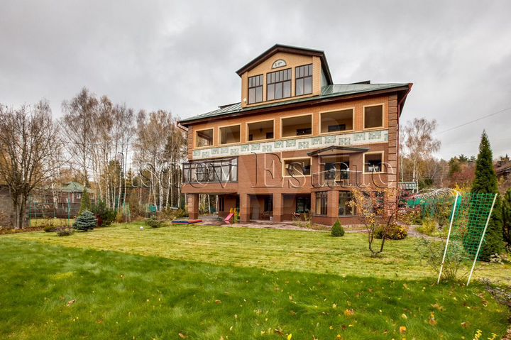 Дом 536,4 м² на участке 26 сот.