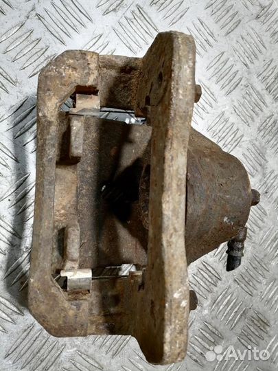 Суппорт передний правый Kia Carens 2002 2006