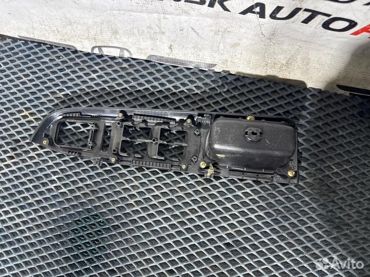 Накладка кнопок стеклоподъемника передняя правая