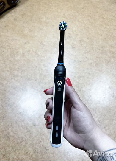 Электрическая зубная щетка Oral B Pro 1 790