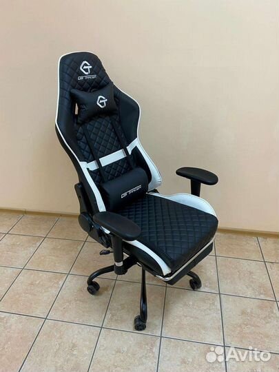 Игровое, геймерское кресло с подставкой для ног