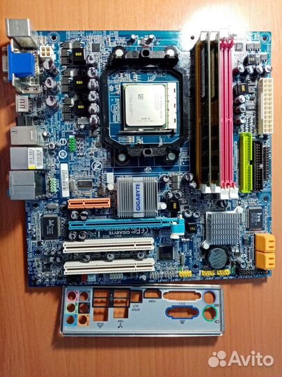 Материнская плата AM2 с процессором и памятью