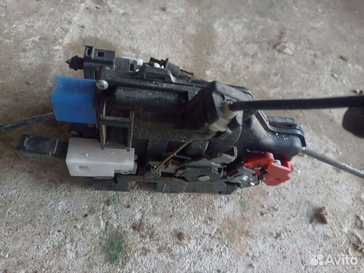 Замок двери передний правый Audi A8 D3