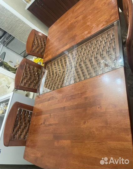 Стол и стулья