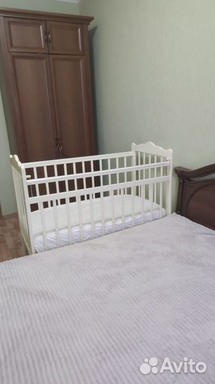 Детская кроватка с маятником